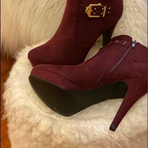 ankle booties new by guess